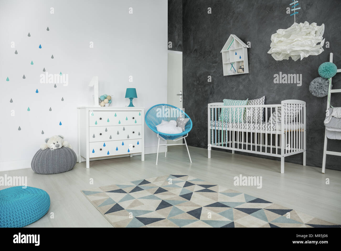 Bébé lumineux chambre avec lit bébé, commode et président bleu Banque D'Images