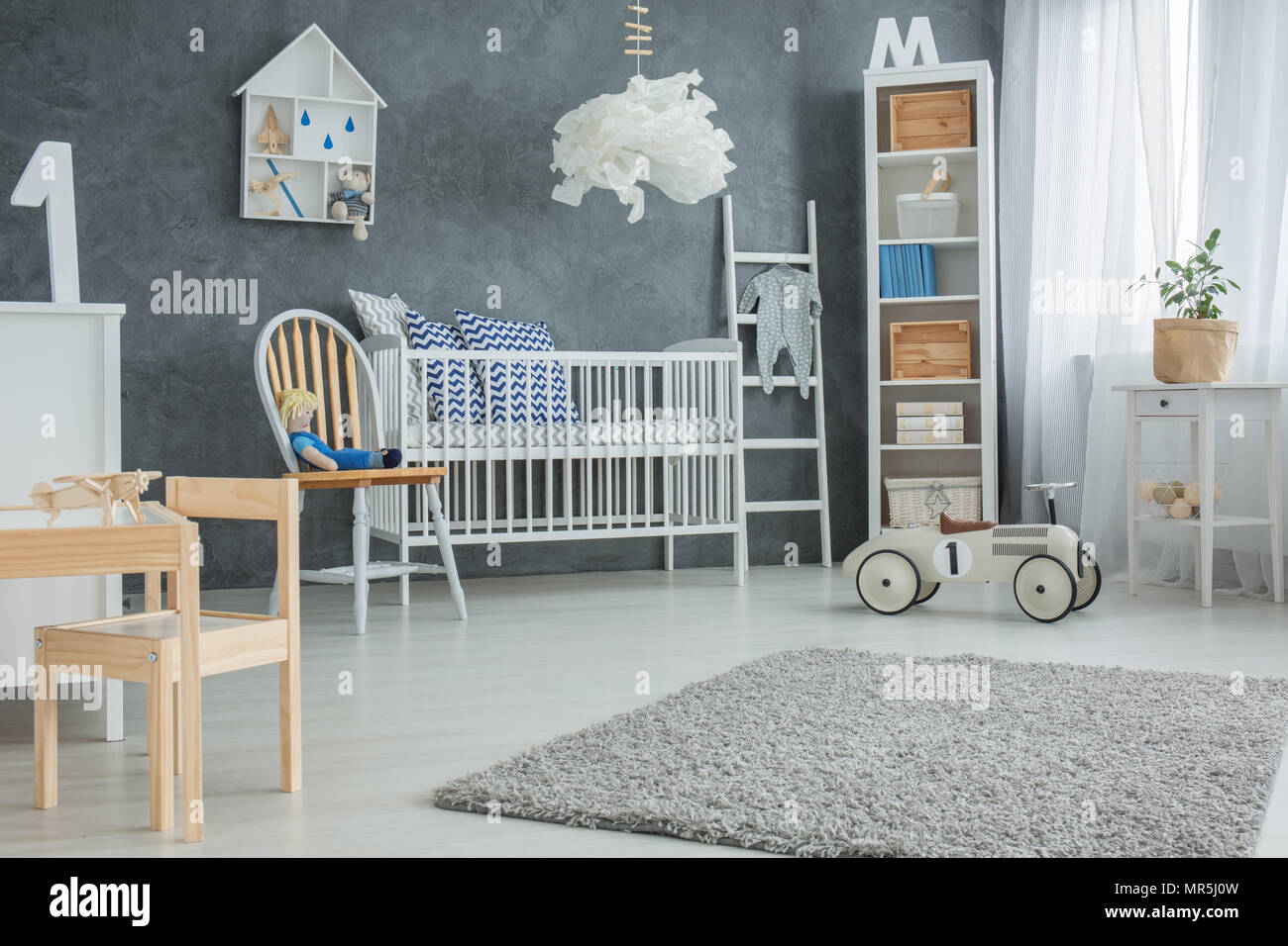 Chambre bébé fonctionnelle avec un mobilier blanc et gris Banque D'Images