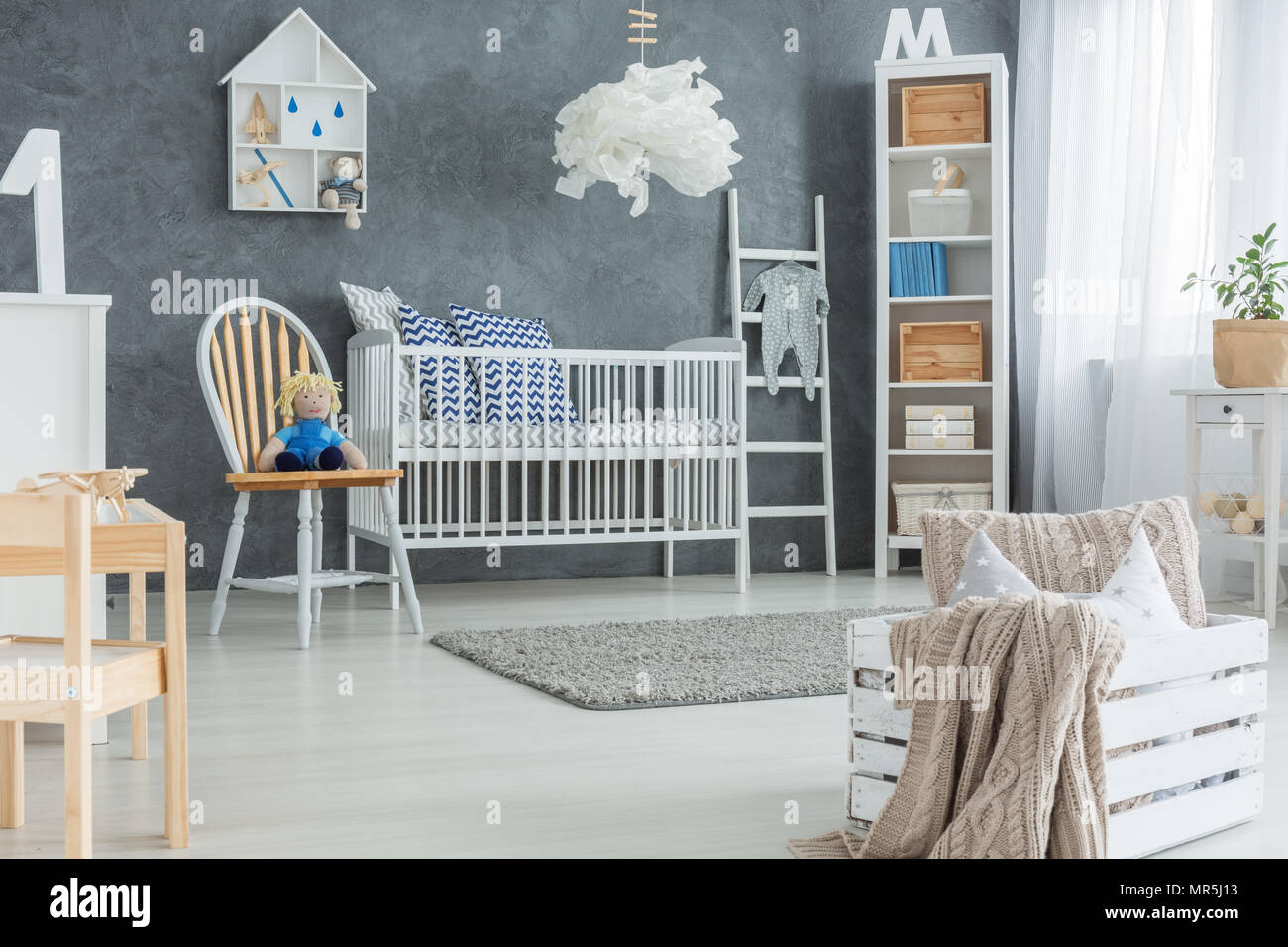 Bébé style créatif chambre avec lit bébé, Bibliothèque et rug Banque D'Images