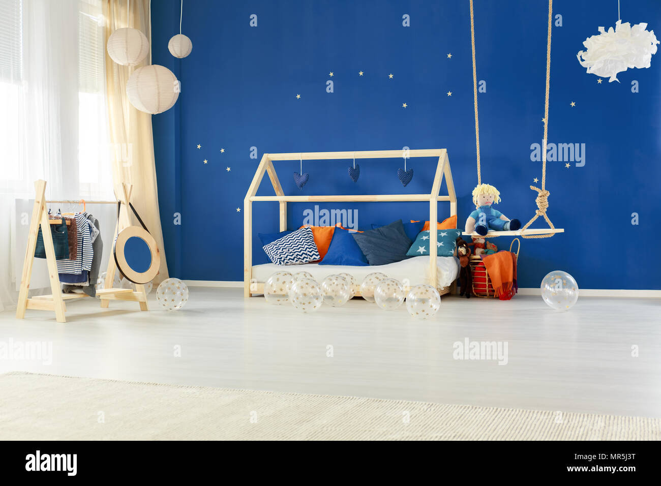 La chambre avec lit double et chambre en bois bricolage mur bleu Banque D'Images