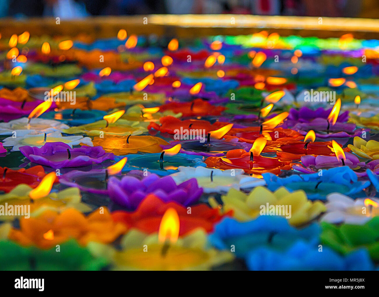 Brûler des bougies dans un temple bouddhiste en Thaïlande Banque D'Images