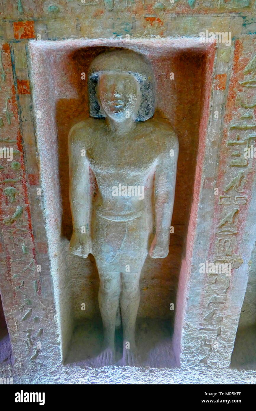 Niche contenant une statue en haut-relief d'UDI. À partir de la tombe d'UDI, dans la nécropole de Gizeh, Le Caire, Égypte. G7102 ou UDI Mastaba se situe à l'est de la Reine Hetepheres pyramide dans la Grande Pyramide complexe. Il était fonctionnaire de la sixième dynastie, probablement durant le règne de Pépi Ier I. Il a tenu les titres 'Scribe du Royal Documents', Pépy Meryre (règne 2332 - 2287 avant J.-C.) comme le troisième roi de la sixième dynastie d'Égypte Banque D'Images