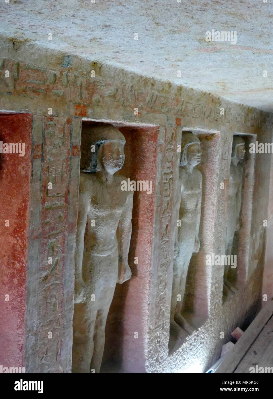 Niche contenant une statue en haut-relief d'UDI. À partir de la tombe d'UDI, dans la nécropole de Gizeh, Le Caire, Égypte. G7102 ou UDI Mastaba se situe à l'est de la Reine Hetepheres pyramide dans la Grande Pyramide complexe. Il était fonctionnaire de la sixième dynastie, probablement durant le règne de Pépi Ier I. Il a tenu les titres 'Scribe du Royal Documents', Pépy Meryre (règne 2332 - 2287 avant J.-C.) comme le troisième roi de la sixième dynastie d'Égypte Banque D'Images
