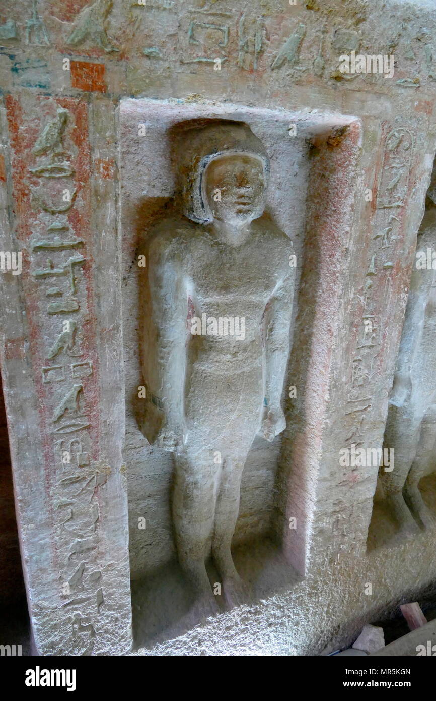 Niche contenant une statue en haut-relief d'UDI. À partir de la tombe d'UDI, dans la nécropole de Gizeh, Le Caire, Égypte. G7102 ou UDI Mastaba se situe à l'est de la Reine Hetepheres pyramide dans la Grande Pyramide complexe. Il était fonctionnaire de la sixième dynastie, probablement durant le règne de Pépi Ier I. Il a tenu les titres 'Scribe du Royal Documents', Pépy Meryre (règne 2332 - 2287 avant J.-C.) comme le troisième roi de la sixième dynastie d'Égypte Banque D'Images