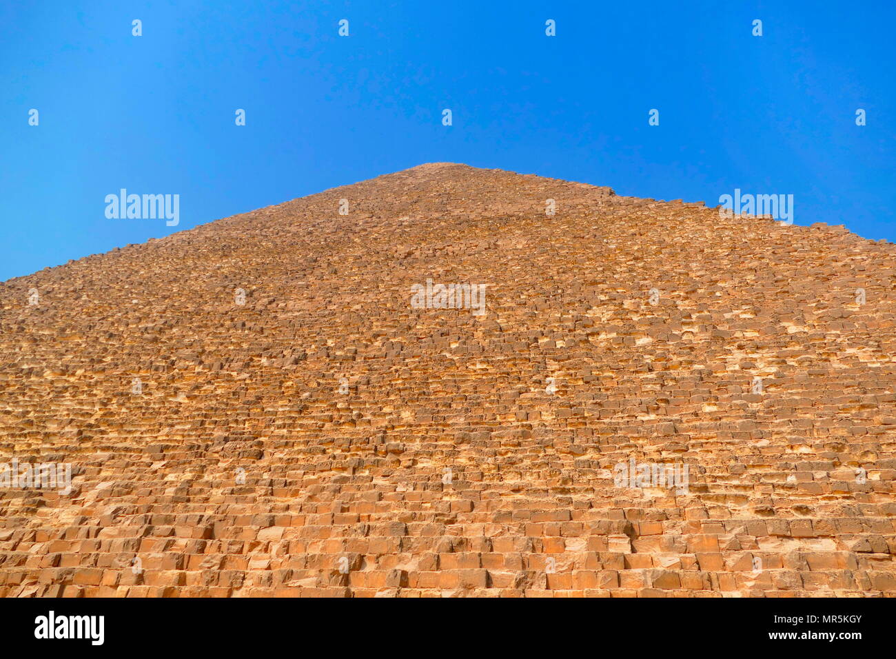La grande pyramide de Gizeh (pyramide de Chéops ou pyramide de Kheops) ; plus ancienne et la plus grande des trois pyramides dans la pyramide de Gizeh en Égypte complexe. C'est le plus ancien des sept merveilles du monde antique, et le seul à rester en grande partie intacte. Achevée vers 2560 BC. Banque D'Images