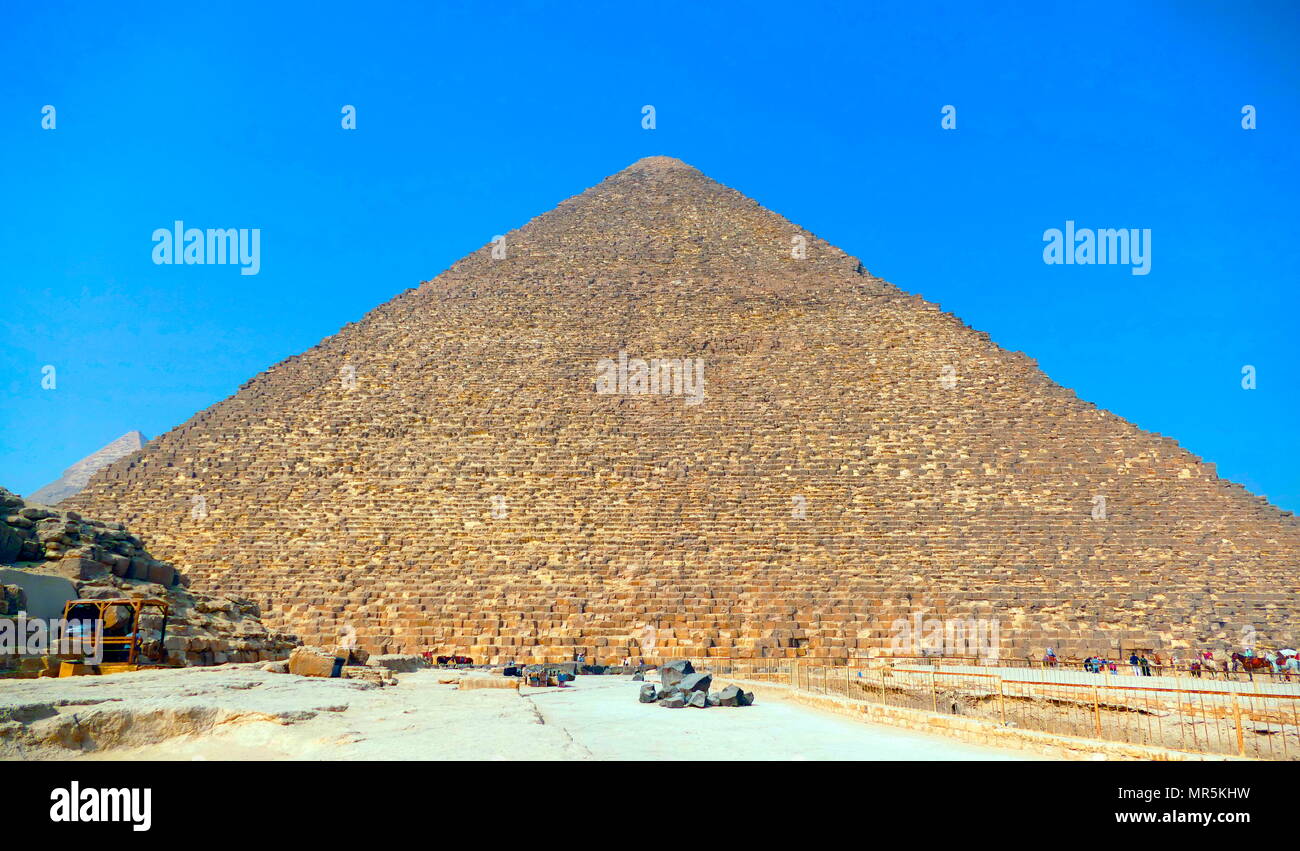 La grande pyramide de Gizeh (pyramide de Chéops ou pyramide de Kheops) ; plus ancienne et la plus grande des trois pyramides dans la pyramide de Gizeh en Égypte complexe. C'est le plus ancien des sept merveilles du monde antique, et le seul à rester en grande partie intacte. Achevée vers 2560 BC. Banque D'Images