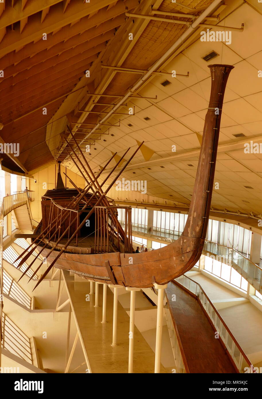 Le bateau, Khufu (énergie solaire), navire de l'ancienne Egypte, a été scellée dans une fosse dans la pyramide de Gizeh, complexe au pied de la grande pyramide de Gizeh, autour de 2500 avant J.-C.. Le navire est maintenant conservé dans le musée de bateau solaire Gizeh. Le navire était presque certainement construit pour le Roi Khufu (CHEOPS), le deuxième pharaon de la Ive dynastie de l'ancien royaume d'Égypte. Banque D'Images
