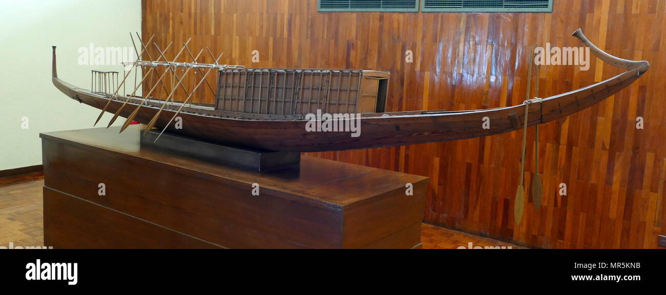 Le modèle de Khufu Ship (Navire), l'énergie solaire, de l'Egypte ancienne, a été scellée dans une fosse dans la pyramide de Gizeh, complexe au pied de la grande pyramide de Gizeh, autour de 2500 avant J.-C.. Le navire est maintenant conservé dans le musée de bateau solaire Gizeh. Le navire était presque certainement construit pour le Roi Khufu (CHEOPS), le deuxième pharaon de la Ive dynastie de l'ancien royaume d'Égypte. Banque D'Images