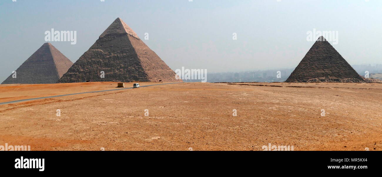 Les Pyramides de Gizeh, composé de la grande pyramide de Gizeh pyramide de Khéops (Khoufou), la pyramide de Khéphren Khafré (ou), et la Pyramide de Menkaourê (ou Ripperblackstaff). construit c. 2560-2540 av. J.-C.) Banque D'Images