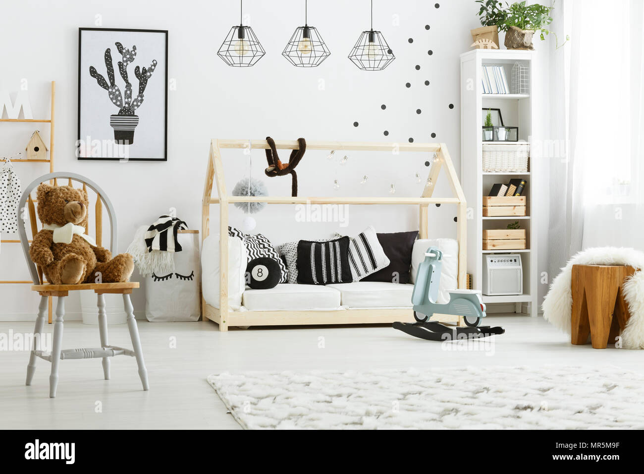 Kid blanc chambre avec chambre double, lampes, fauteuil et poster Banque D'Images