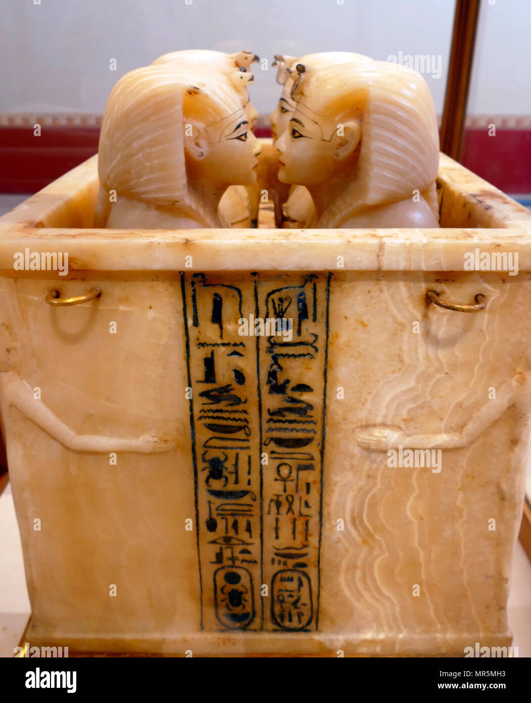Vases canopes en albâtre, un coffre à canopes trouvés dans la tombe de  Toutankhamon. Ils ont été utilisés pour contenir les organes internes  retirés au cours du processus de la momification. Le