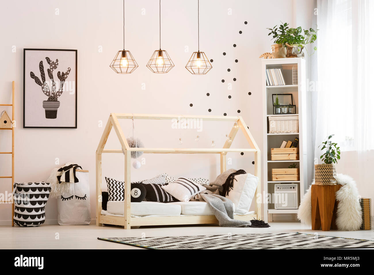 Eco friendly enfant chambre avec lit en bois et lampes modernes Banque D'Images