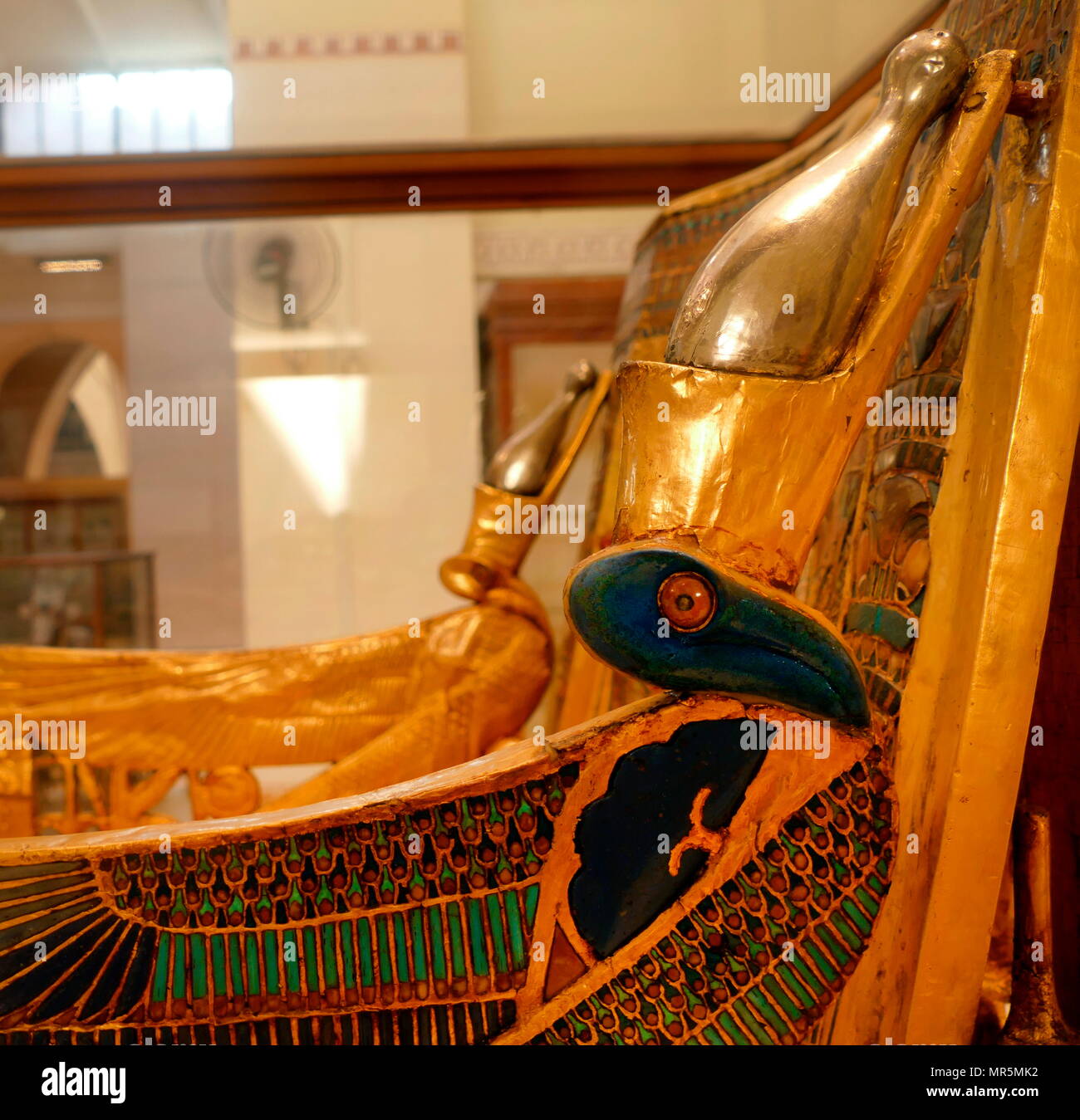 Le trône d'or du roi Toutankhamon a été découvert par Howard Carter dans la tombe du roi. Le style était commun pour royal présidents de la xviiie dynastie. Sculpté dans le bois, le fauteuil est prolongée en incrustation d'or et d'argent. La calcite, le verre coloré, faïence et de pierres semi-précieuses sont utilisées pour les incrustations. Banque D'Images Le trône d'or du roi Toutankhamon a été découvert par Howard Carter dans la tombe du roi. Le style était commun pour royal présidents de la xviiie dynastie. Sculpté dans le bois, le fauteuil est prolongée en incrustation d'or et d'argent. La calcite, le verre coloré, faïence et de pierres semi-précieuses sont utilisées pour les incrustations. Banque D'Images
