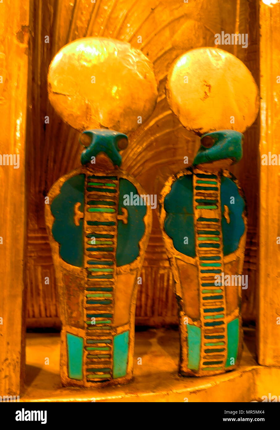 Le trône d'or du roi Toutankhamon a été découvert par Howard Carter dans la tombe du roi. Le style était commun pour royal présidents de la xviiie dynastie. Sculpté dans le bois, le fauteuil est prolongée en incrustation d'or et d'argent. La calcite, le verre coloré, faïence et de pierres semi-précieuses sont utilisées pour les incrustations. Banque D'Images Le trône d'or du roi Toutankhamon a été découvert par Howard Carter dans la tombe du roi. Le style était commun pour royal présidents de la xviiie dynastie. Sculpté dans le bois, le fauteuil est prolongée en incrustation d'or et d'argent. La calcite, le verre coloré, faïence et de pierres semi-précieuses sont utilisées pour les incrustations. Banque D'Images