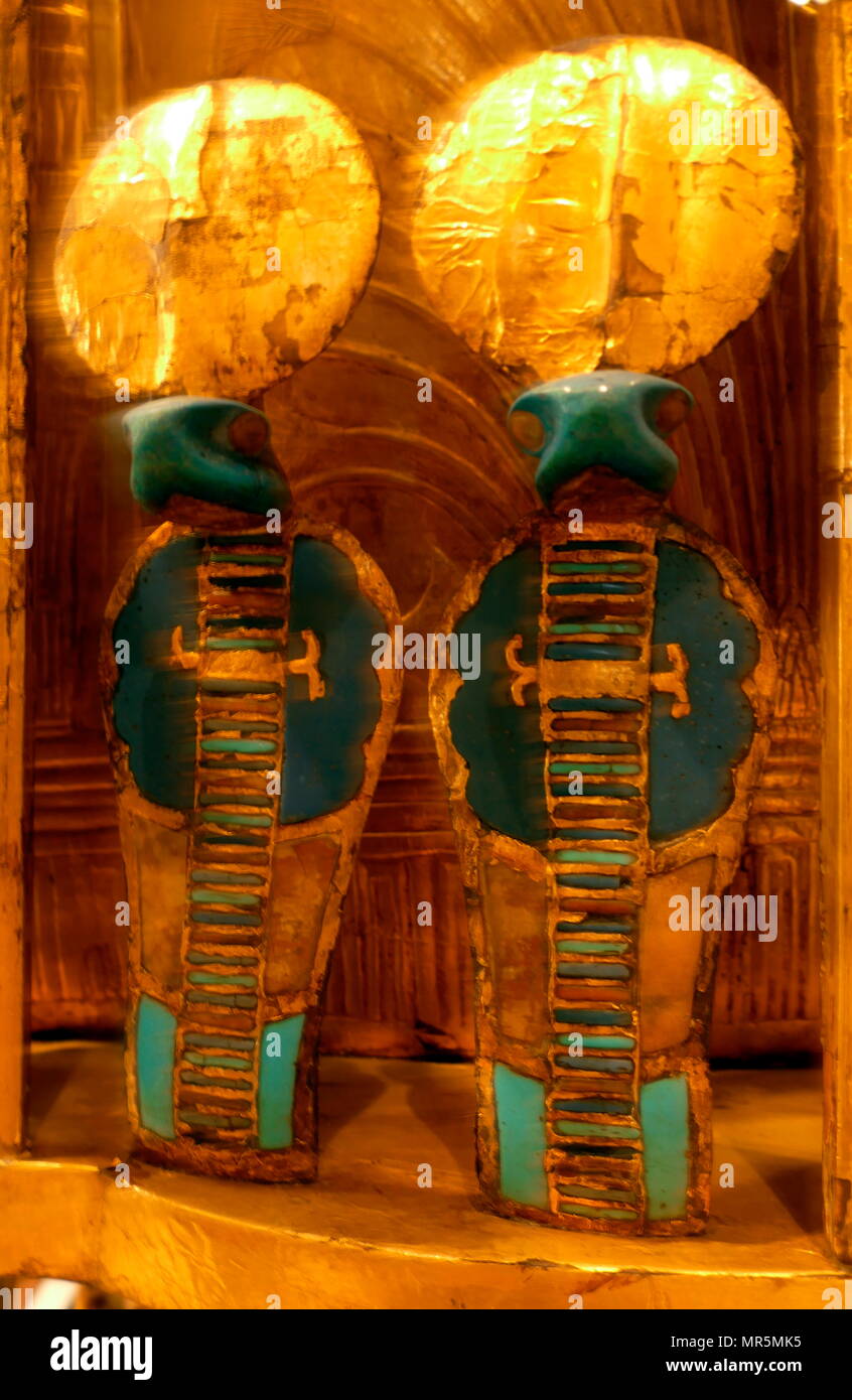 Le trône d'or du roi Toutankhamon a été découvert par Howard Carter dans la tombe du roi. Le style était commun pour royal présidents de la xviiie dynastie. Sculpté dans le bois, le fauteuil est prolongée en incrustation d'or et d'argent. La calcite, le verre coloré, faïence et de pierres semi-précieuses sont utilisées pour les incrustations. Banque D'Images Le trône d'or du roi Toutankhamon a été découvert par Howard Carter dans la tombe du roi. Le style était commun pour royal présidents de la xviiie dynastie. Sculpté dans le bois, le fauteuil est prolongée en incrustation d'or et d'argent. La calcite, le verre coloré, faïence et de pierres semi-précieuses sont utilisées pour les incrustations. Banque D'Images