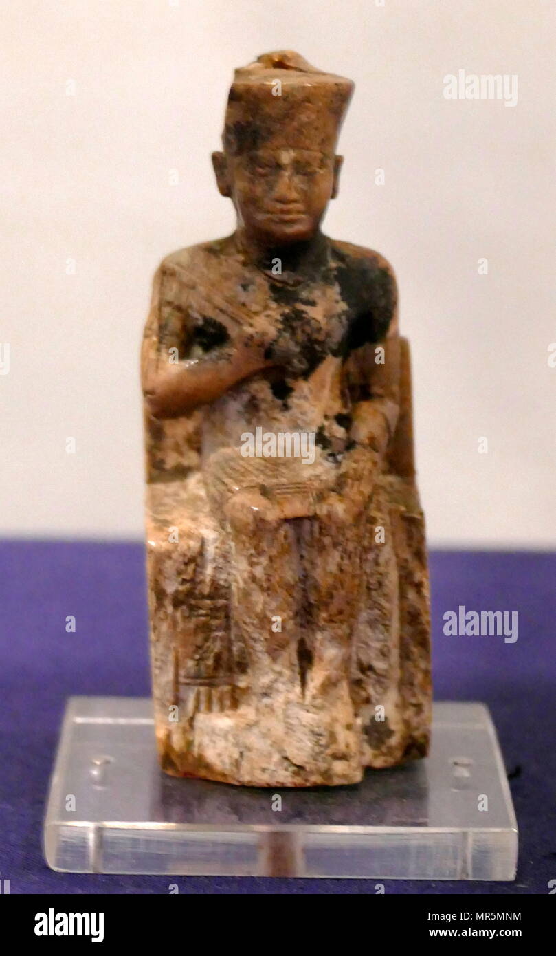 Statuette de roi Khufu (CHEOPS) trouvé à Abydos, Egypte, en 1903. Khufu , était un pharaon égyptien, qui a régné au cours de la quatrième dynastie dans la première moitié de l'Ancien Empire (26e siècle avant J.-C.). Khufu était le deuxième pharaon de la Ive dynastie ; Banque D'Images