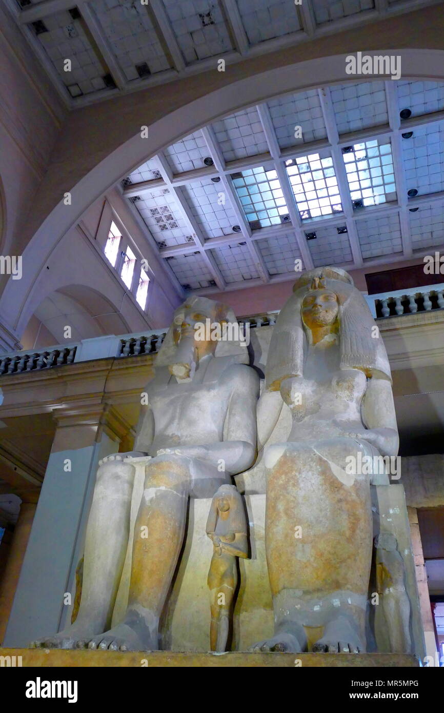 Statue du Roi Aménophis III et la reine Tiyi. Amenhotep III (Aménophis III), a été le neuvième pharaon de la xviiie dynastie. Selon les différents auteurs, il a régné sur l'Égypte à partir de juin 1386 à 1349 av. Banque D'Images