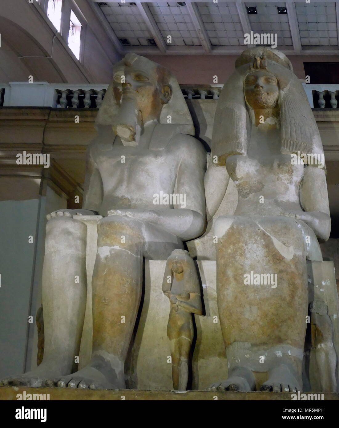 Statue du Roi Aménophis III et la reine Tiyi. Amenhotep III (Aménophis III), a été le neuvième pharaon de la xviiie dynastie. Selon les différents auteurs, il a régné sur l'Égypte à partir de juin 1386 à 1349 av. Banque D'Images
