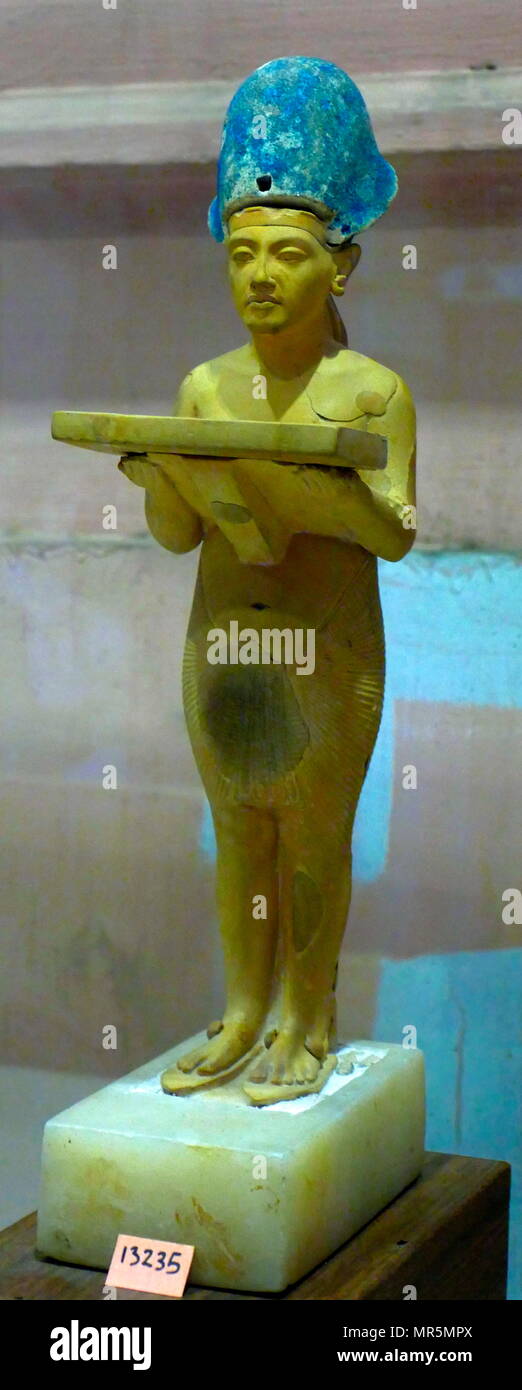 Statuette dorée du Roi Akhénaton d'Égypte. trouvés à Tel el Amarna, la capitale de l'Egypte d'Akhenaton. Akhenaton, connu avant la cinquième année de son règne, Amenhotep IV, était un pharaon égyptien de la xviiie Dynastie qui régna pendant 17 ans et peut-être mort en 1336 ou 1334 av. J.-C.-B. Il a présenté la croyance monothéiste dans l'Aton ou dieu Soleil. Banque D'Images