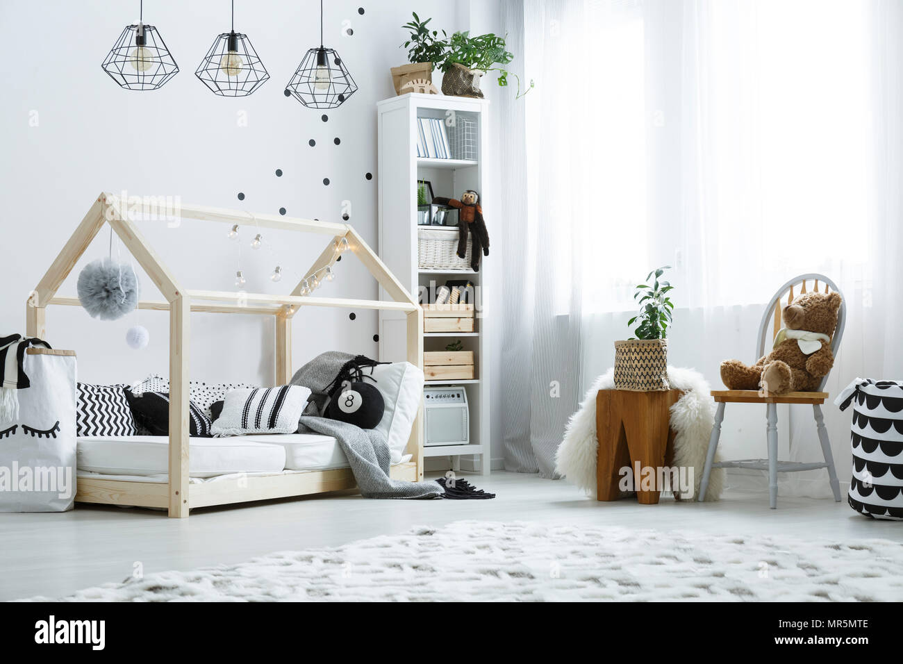 Scandi enfant chambre avec fenêtre, lampes et creative house bed Banque D'Images