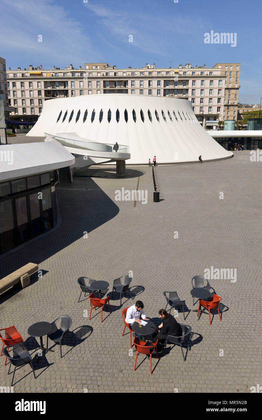 Le Havre (Normandie, nord ouest de la France) : bâtiment appelé "Le Volcan" (Le volcan), par l'architecte Oscar Niemeyer en arrière-plan, conception des bâtiments Banque D'Images