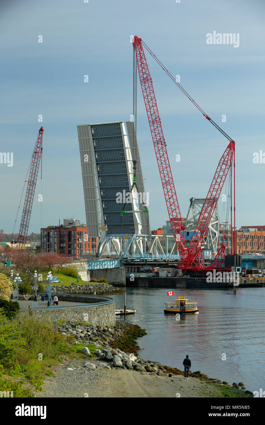 Grande grue de levage industriel préparation de l'ancien pont de la rue Johnson dans une barge pour la dépose-Victoria, Colombie-Britannique, Canada. Banque D'Images