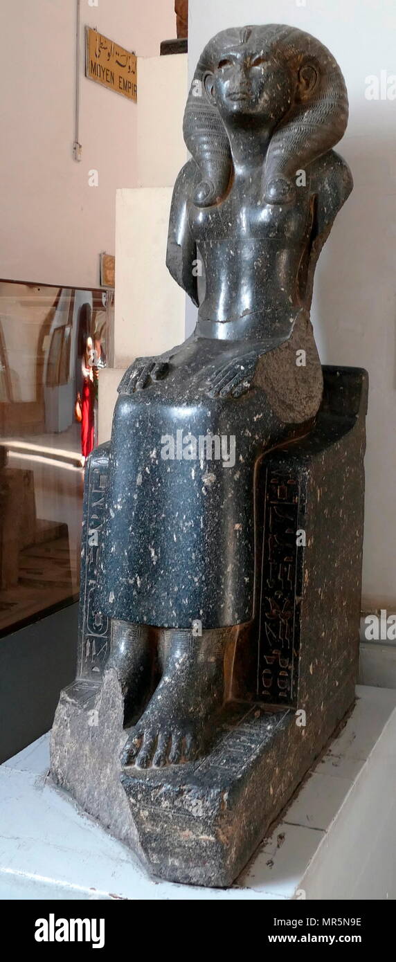 Statue de granit de Nofret, Reine de Senwosret II, découvert à Tanis, l'Égypte. L'élégant style artistique de l'Empire du milieu est apparente dans le délicat rendu de Nofret s collier, qui montre deux déesses vautour soutenant le cartouche de Senwosret II. Notez également sa perruque distinctif, qui s'identifie à la déesse Hathor. Empire du Milieu, Dynasty 12, Senwosret П, ca. 1887-1878 av. Banque D'Images