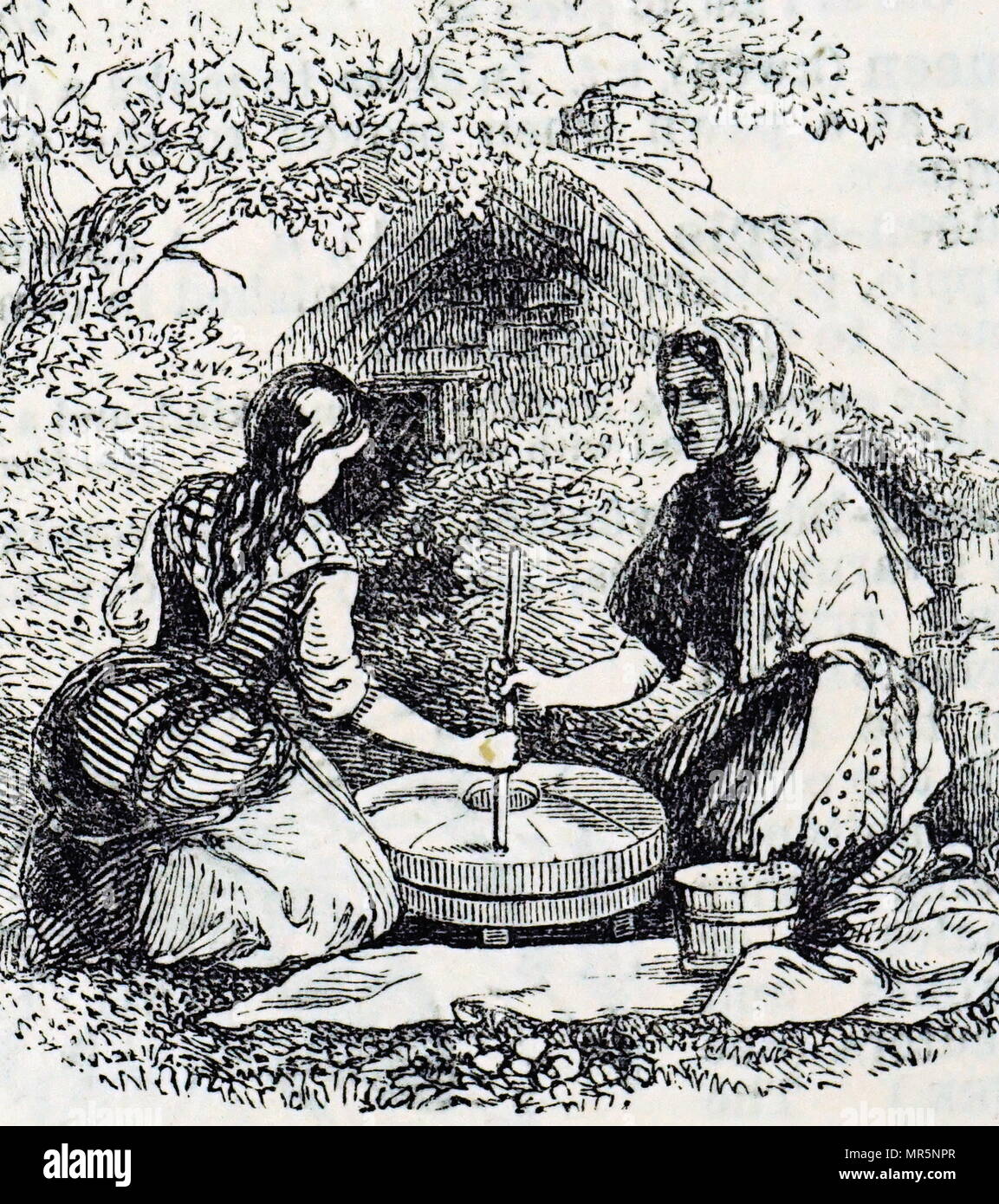 Gravure illustrant le broyage du maïs avec une femmes quern. Un quern est une simple main moulin pour moudre le maïs, généralement composé de deux pierres circulaires, la partie supérieure de ce qui est tourné ou frotté et vient sur l'inférieur. En date du 19e siècle Banque D'Images