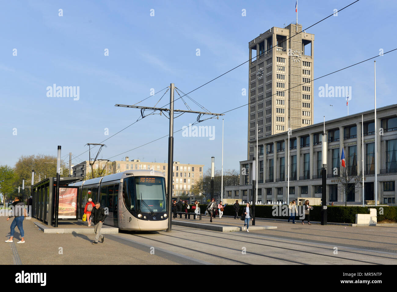 Le Havre (Normandie, nord ouest de la France) : arrêt de tramway en face de l'Hôtel de Ville Local Caption *** *** Banque D'Images