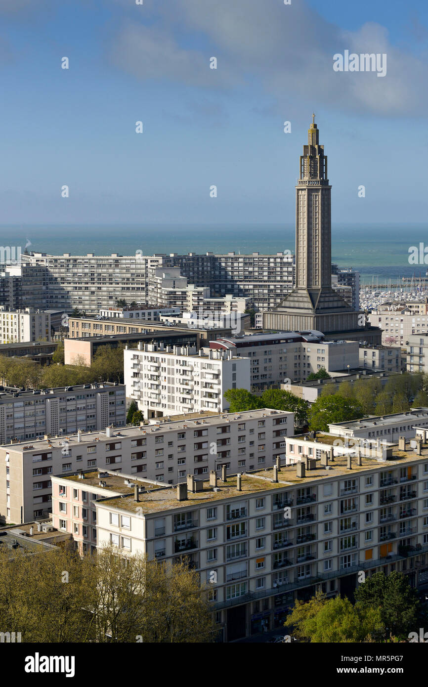 Le Havre (Normandie, nord ouest de la France) : vue d'ensemble de l'Hôtel de Ville. Sur la droite, l'église St. Joseph, bâtiment inscrit à titre de lieu historique national Banque D'Images