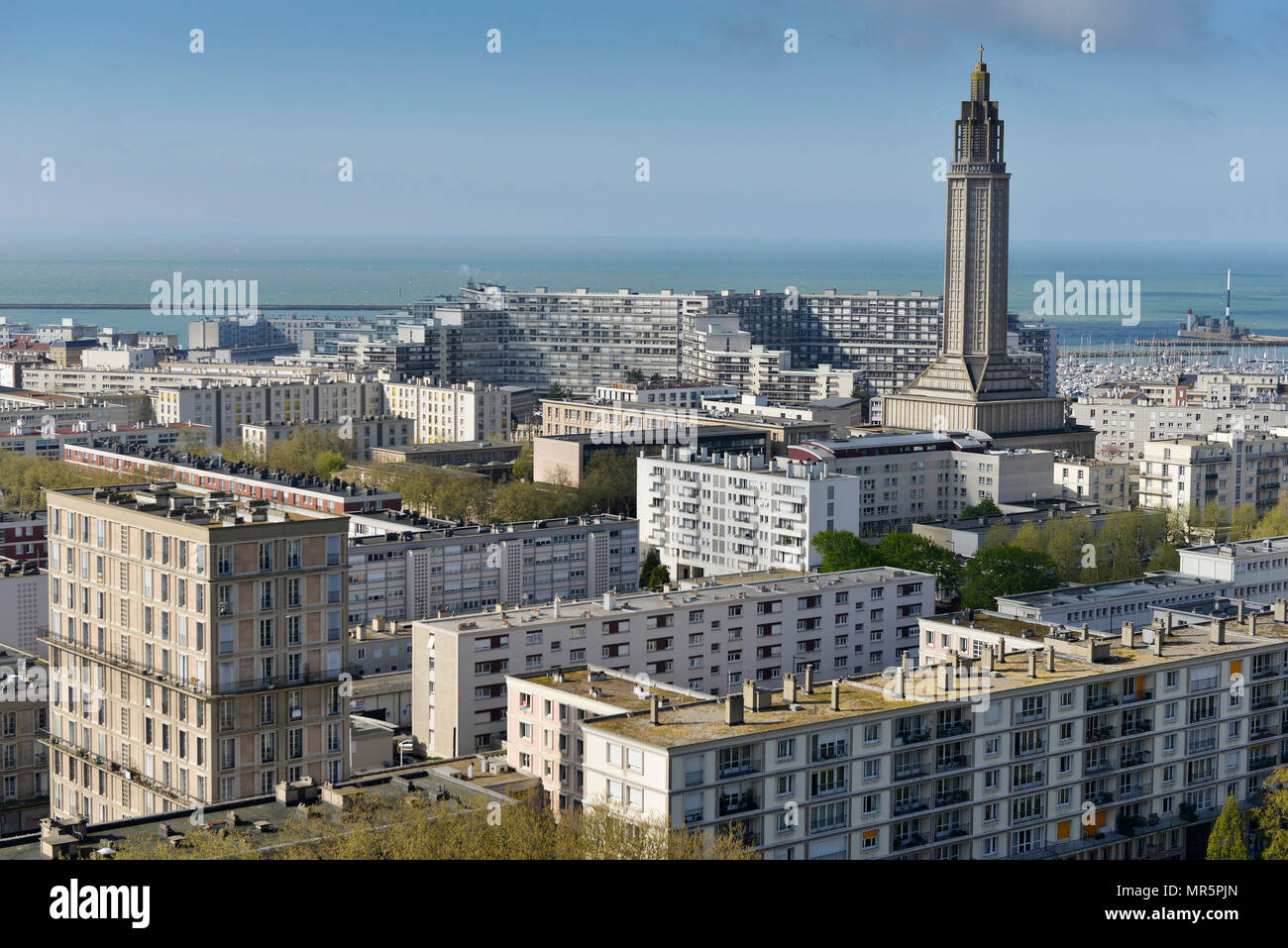Le Havre (Normandie, nord ouest de la France) : vue d'ensemble de l'Hôtel de Ville. Sur la droite, l'église St. Joseph, bâtiment inscrit à titre de lieu historique national Banque D'Images
