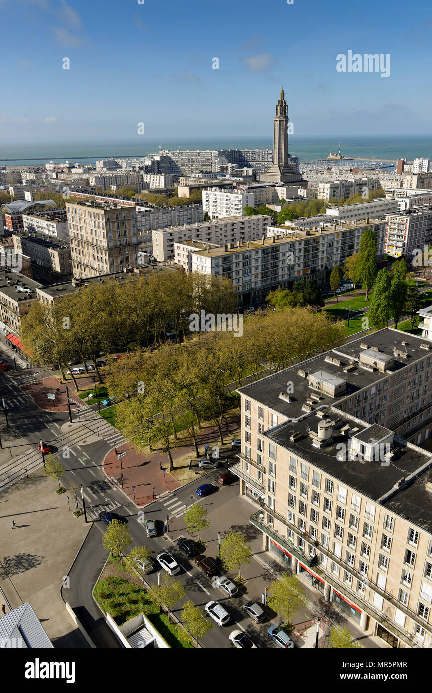 Le Havre (Normandie, nord ouest de la France) : vue d'ensemble de l'Hôtel de Ville. Au milieu, l'église St. Joseph, bâtiment inscrit à titre de lieu historique national Banque D'Images