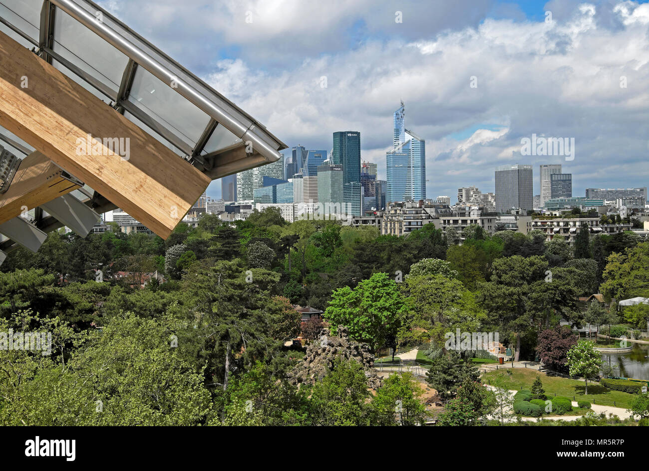 Vue sur Paris La Défense, le quartier financier de la Fondation Louis Vuitton Building de printemps à Paris France Europe KATHY DEWITT Banque D'Images