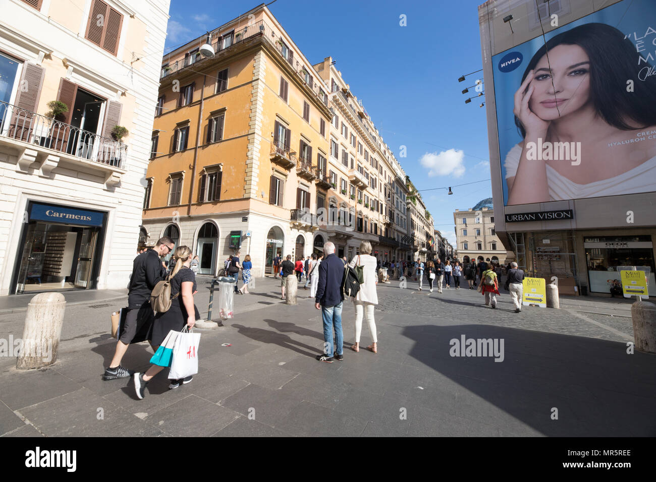 Rome Italie, les touristes marcher dans la rue Via del Corso, visitant la capitale. Banque D'Images