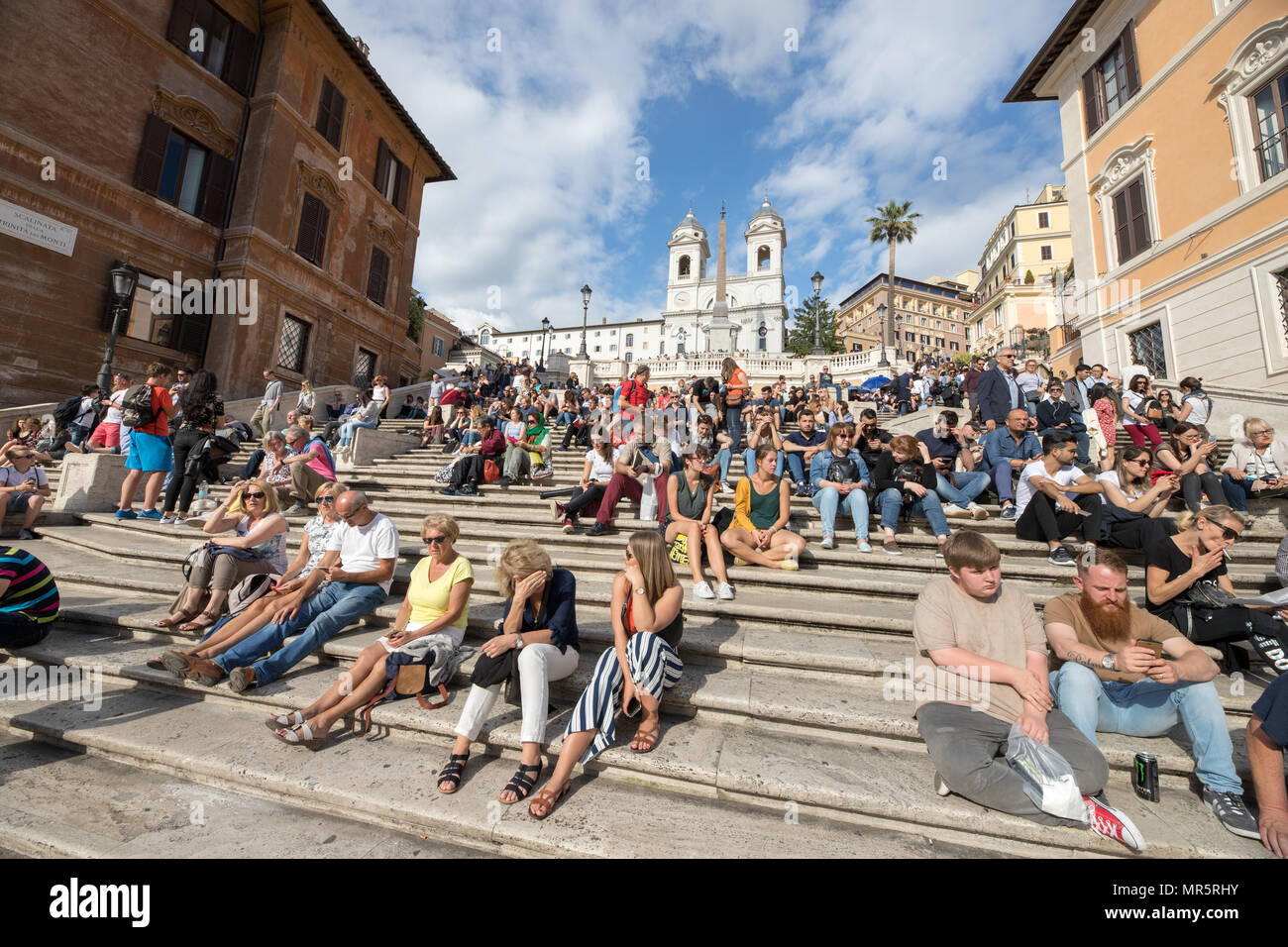 Rome Italie, Trinita de Monti place d'Espagne, les touristes sitting on steps Banque D'Images