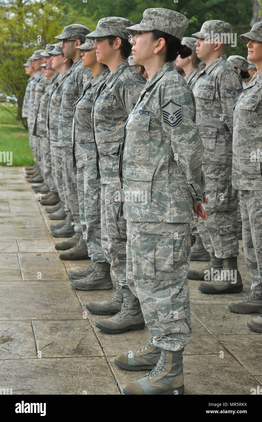Le 32nd Intelligence Squadron est une unité de l'armée de l'air des États-Unis au sein de la communauté du renseignement du service. Le 20 avril, les aviateurs se sont mis en formation lors d'une cérémonie annuelle de retraite honorant l'héritage de l'escadron et les membres de la seconde Guerre mondiale. L'image d'archives documente une formation militaire officielle et une célébration commémorative. Banque D'Images