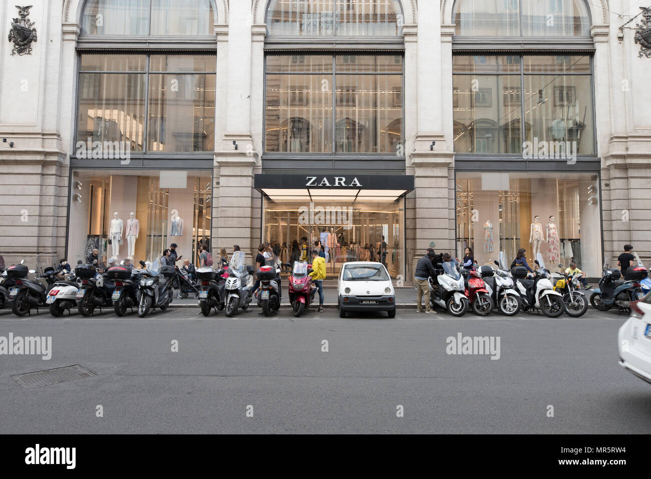 Boutique Zara dans la Via del Corso Rome Italie Photo Stock - Alamy