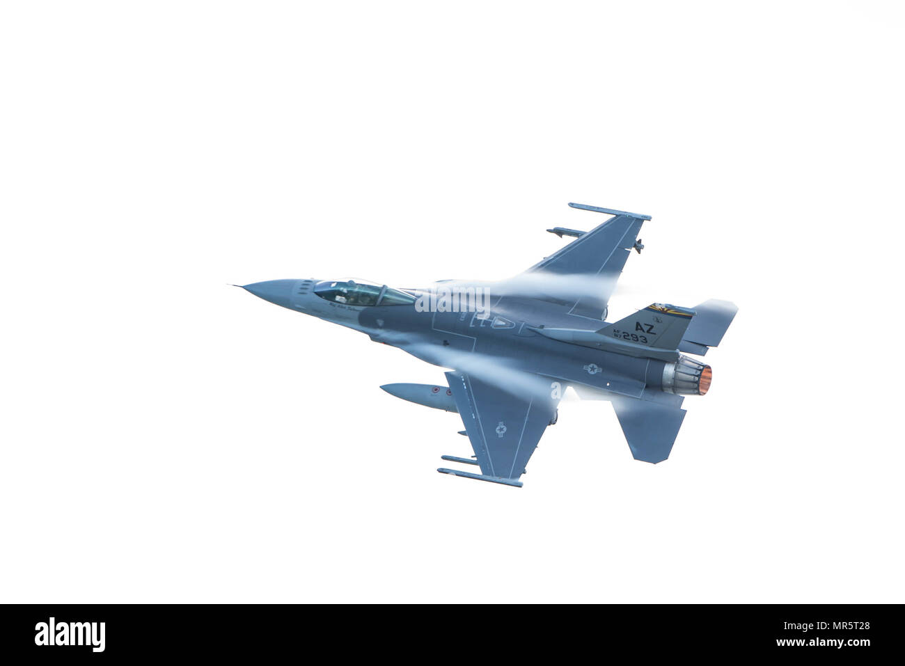Un U.S. Air Force F-16 Fighting Falcon prend son envol à partir de la Base du Corps des Marines de Kaneohe, Hawaii, le 5 avril 2017. Plusieurs avions F-16 de la 162e Escadre de Tucson, AZ participent à l'Aloha, Sentry un exercice d'entraînement de combat d'avions différents y compris le F-22, F-15, C-130, KC-135 et des avions. (U.S. Air National Guard photo de Tech. Le Sgt. Hollie A. Hansen/libérés) Banque D'Images