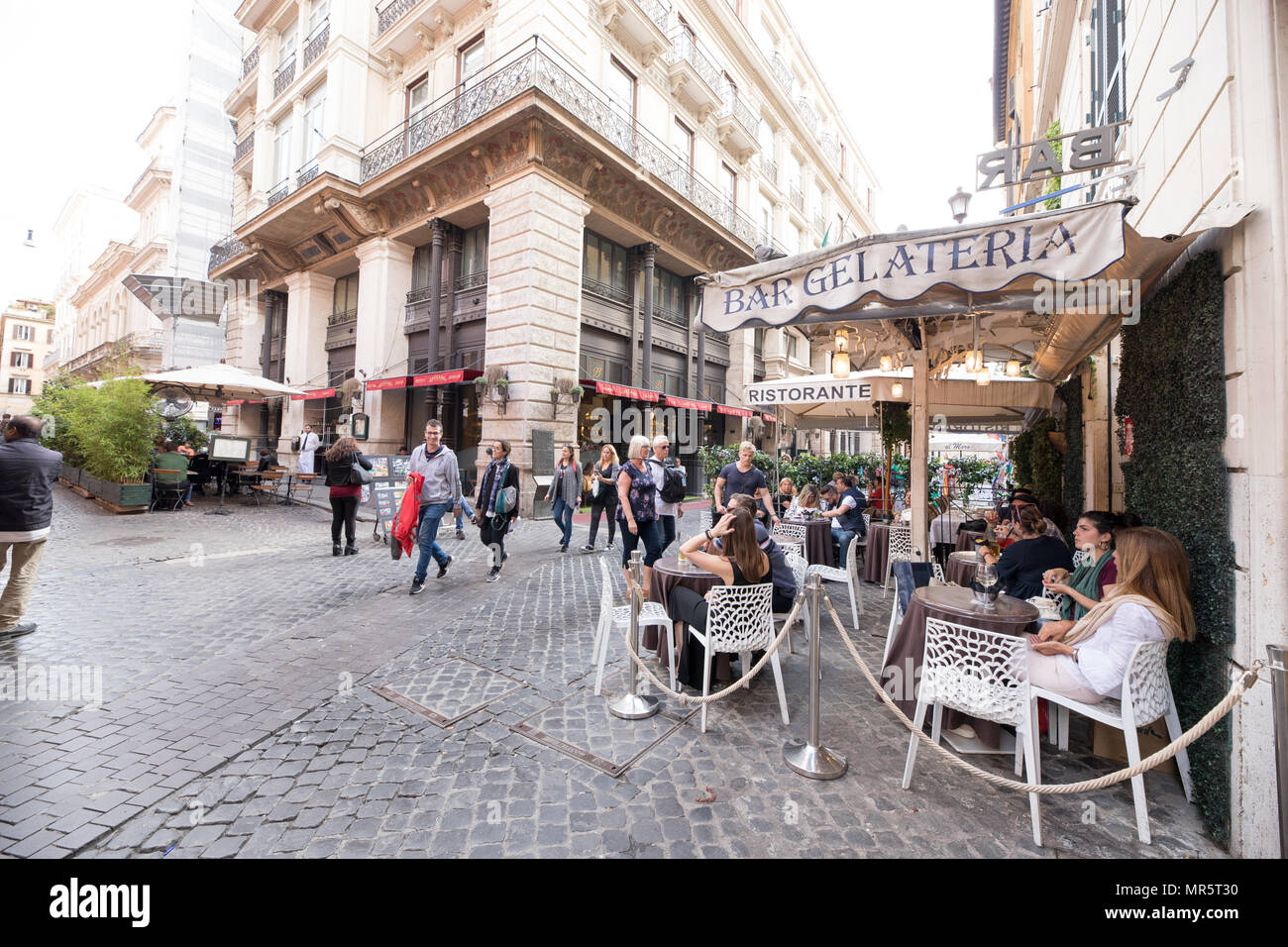 Rome Italie, bar glacier ice cream store, les touristes autour de rue, visiter le centre de la capitale. Banque D'Images