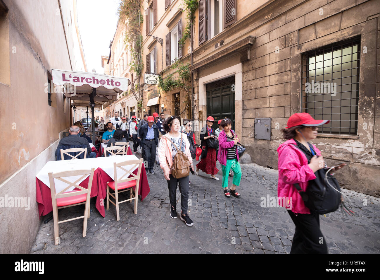 Rome Italie, Groupe de touristes autour de rue, visitant la capitale. Banque D'Images