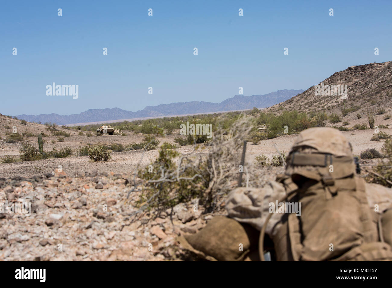 Un U.S. Marine avec 2e Bataillon, 6e Régiment de Marines, 2e Division de Marines (2d MARDIV), observe une force d'opposition (OPFOR) Fédération Boyevaya Mashina Pekhoty (BMP) de combat d'infanterie au cours d'un niveau d'un bataillon de position de défense pour l'exercice (TalonEx Talon) 2-17, Yuma, A.Z., le 19 avril 2017. Le but d'TalonEx a été pour les unités de combat à mener une formation intégrée à l'appui de l'armes et tactiques - Instructeur (WTI) 2-17 hébergé par Marine Aviation armes et tactiques d'un escadron (MAWTS-1). Banque D'Images