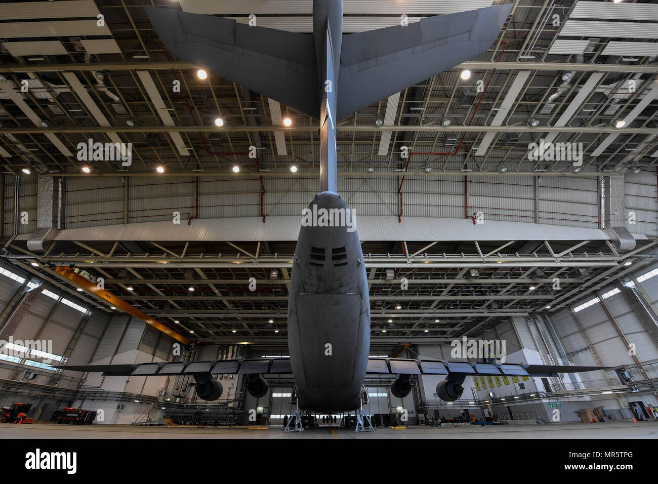 Un avion Galaxie C-5M repose sur six jacks du fuselage pour la réparation du train d'atterrissage principal sur base aérienne de Ramstein, en Allemagne, le 3 mai 2017. L'avion de Travis Air Force Base, Californie, à Ramstein, l'avion numéro quatre atterrisseurs principaux mal fonctionné, et l'équipage a dû utiliser le système de sauvegarde d'urgence de faire un atterrissage en toute sécurité. Aviateurs affecté à la 721e Escadron de maintenance des aéronefs et AMXS 60e l'avion détourné de la réparer. (U.S. Les cadres supérieurs de l'Armée de l'air Airman Tryphena Mayhugh) Banque D'Images