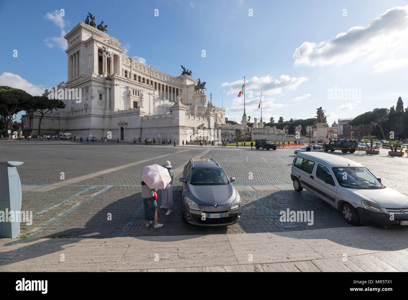 Italie Rome, Piazza Venezia, monument Vittoriano, les touristes visitant capitale Banque D'Images