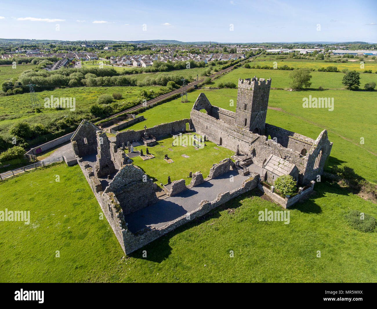 Belles anciennes ruines d'Abbaye de Clare, dans le comté de Clare, Irlande. Campagne irlandaise avec l'ancienne abbaye religieux irlandais en décomposition. Banque D'Images