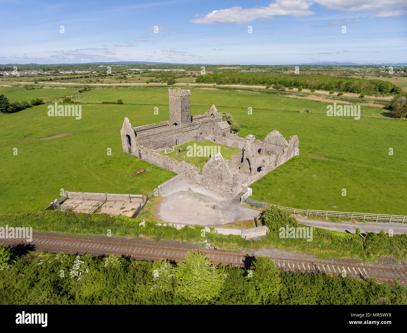 Belles anciennes ruines d'Abbaye de Clare, dans le comté de Clare, Irlande. Campagne irlandaise avec l'ancienne abbaye religieux irlandais en décomposition. Banque D'Images