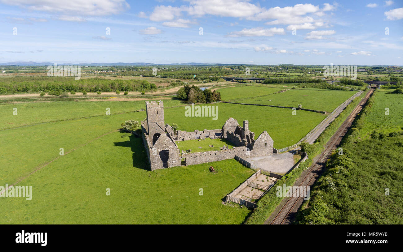 Belles anciennes ruines d'Abbaye de Clare, dans le comté de Clare, Irlande. Campagne irlandaise avec l'ancienne abbaye religieux irlandais en décomposition. Banque D'Images