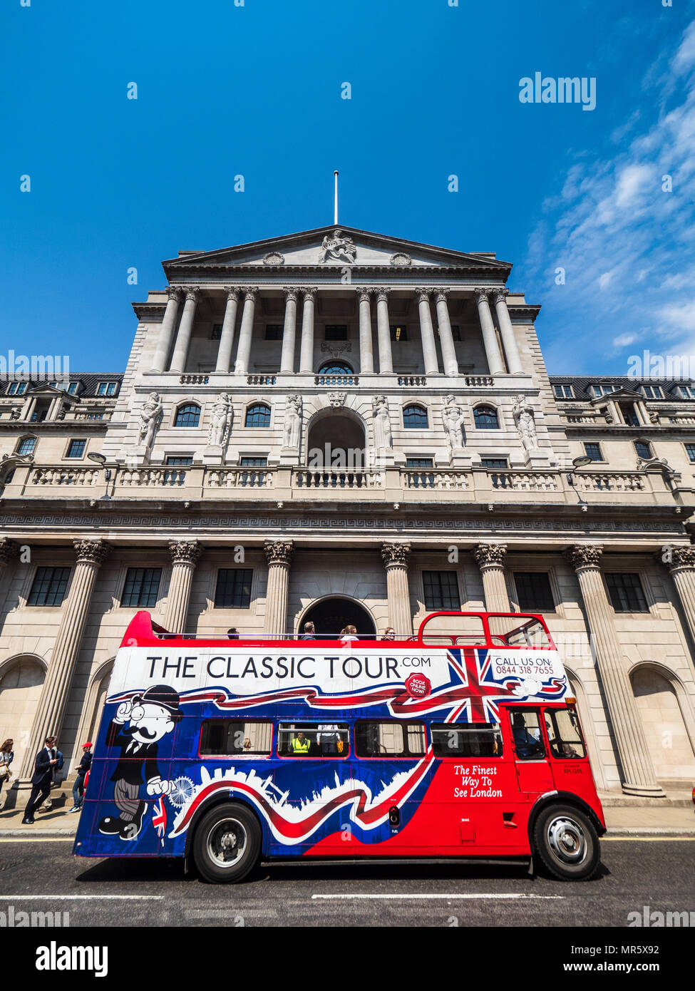 "Banque d'Angleterre' Londres - un tour bus s'arrête à l'extérieur de la Banque d'Angleterre à Threadneedle Street dans la ville de Londres Banque D'Images
