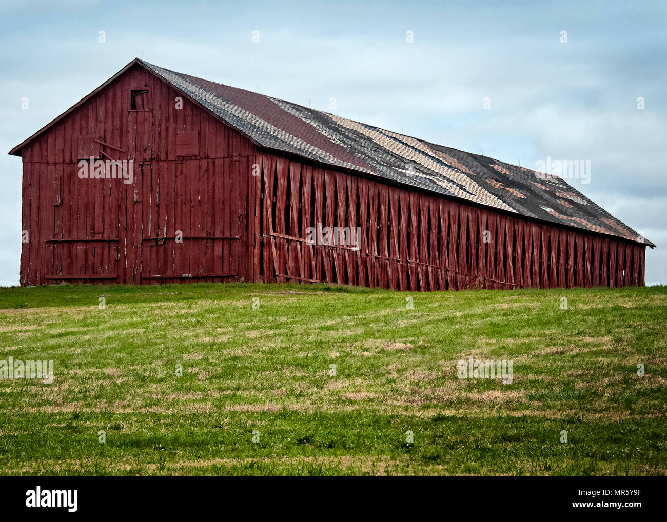 Virginia Hilltop Barn avec bardeaux variée du tabac Banque D'Images