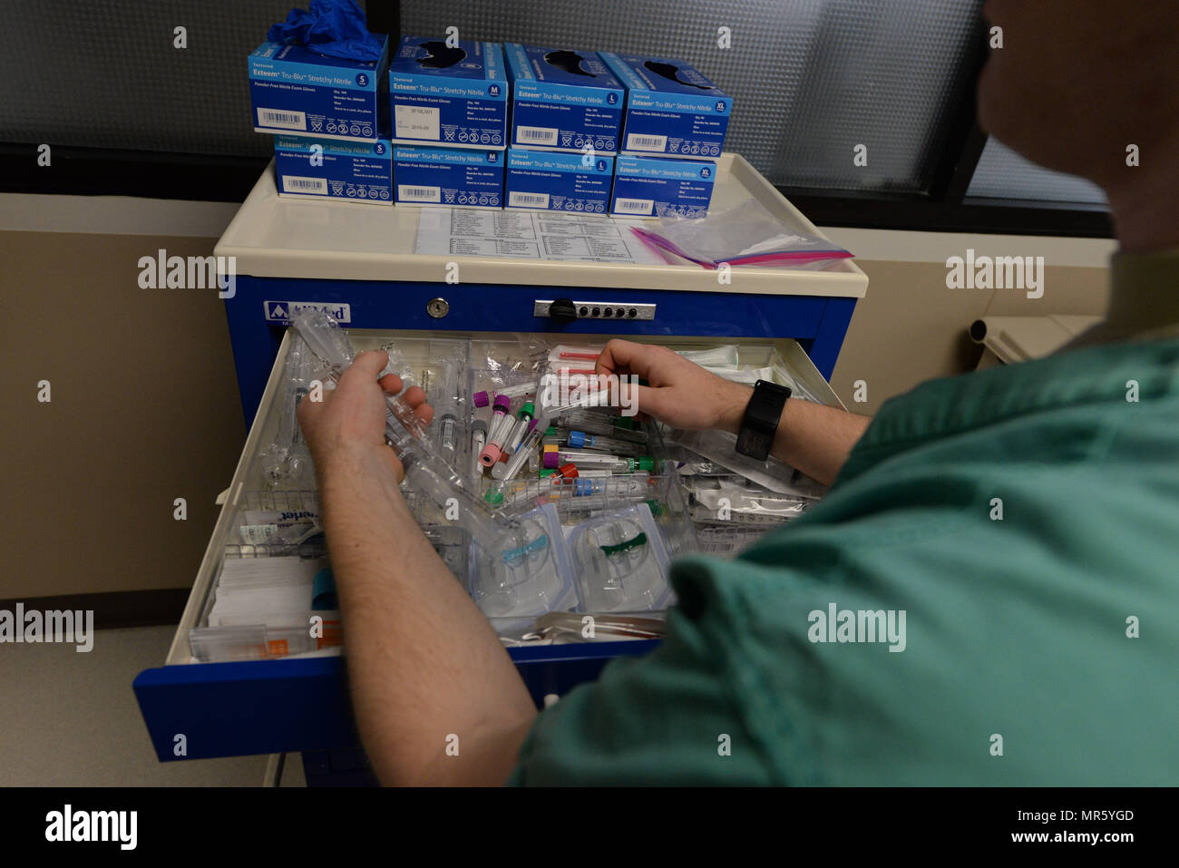 Les cadres supérieurs de l'US Air Force Airman Cody Polen, 88e Escadron d'opérations en établissement de soins intensifs technicien médical, sorte via un approvisionnement de cathéters IV à utiliser dans le cadre de la phase II de sang laboratoire didactique pour la formation des techniciens médicaux d'AF à l'intérieur du centre médical à Wright-Patterson Air Force Base, Ohio, le 7 avril 2017. La formation est menée en deux phases, la première phase se concentre sur la théorie et la conférence et la deuxième phase est constituée de didactique, contexte clinique. (U.S. Air Force Photo de Michelle Gigante/libérés) Banque D'Images