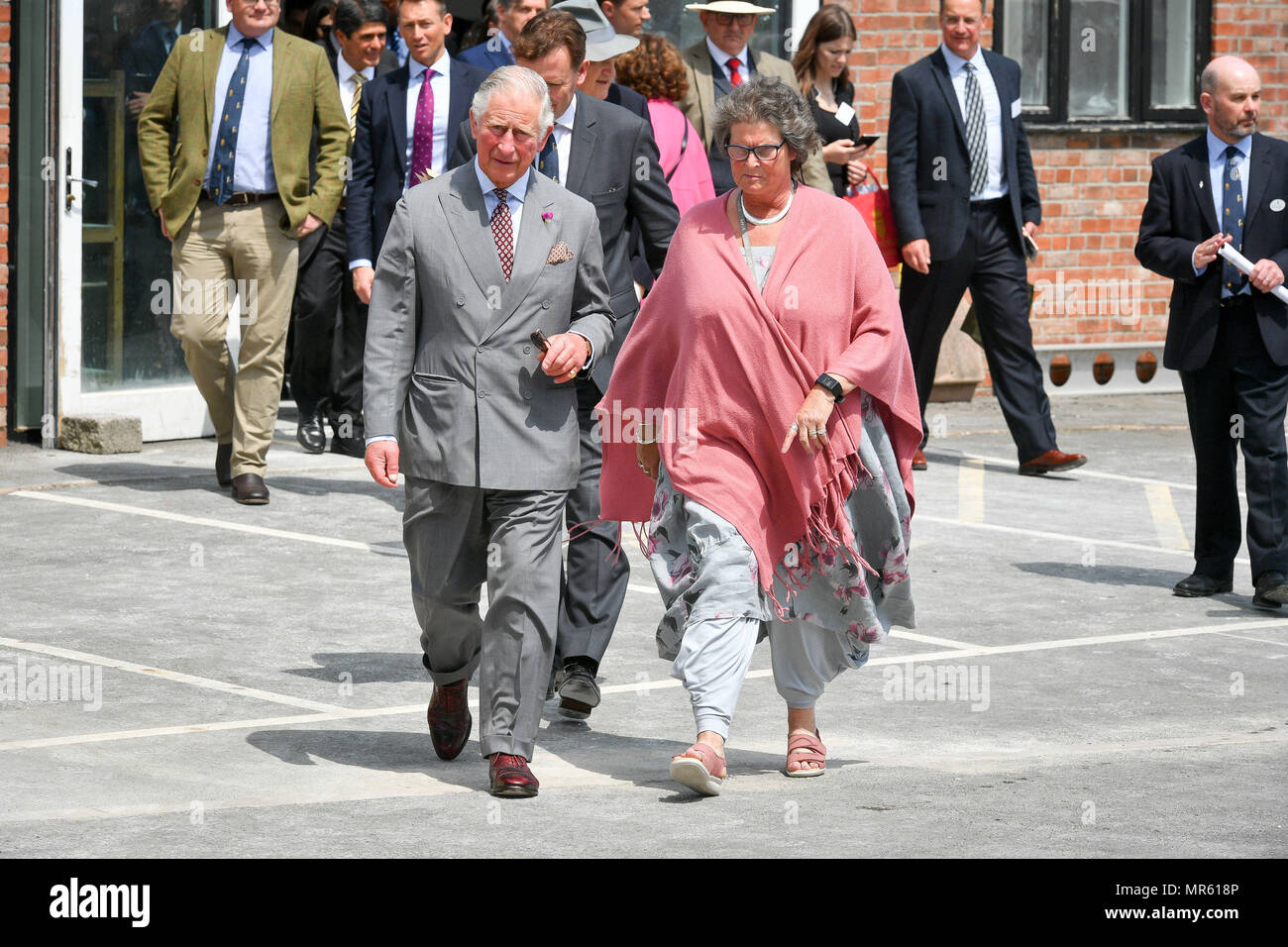 Le Prince de Galles promenades avec Directeur de Dorset Centre for the Arts créatifs Sarah Drew, lors d'une visite au Centre pour le Dorset Arts créatifs sur la ferme moyen moyen, en 2004/2005, de Dorchester. Banque D'Images